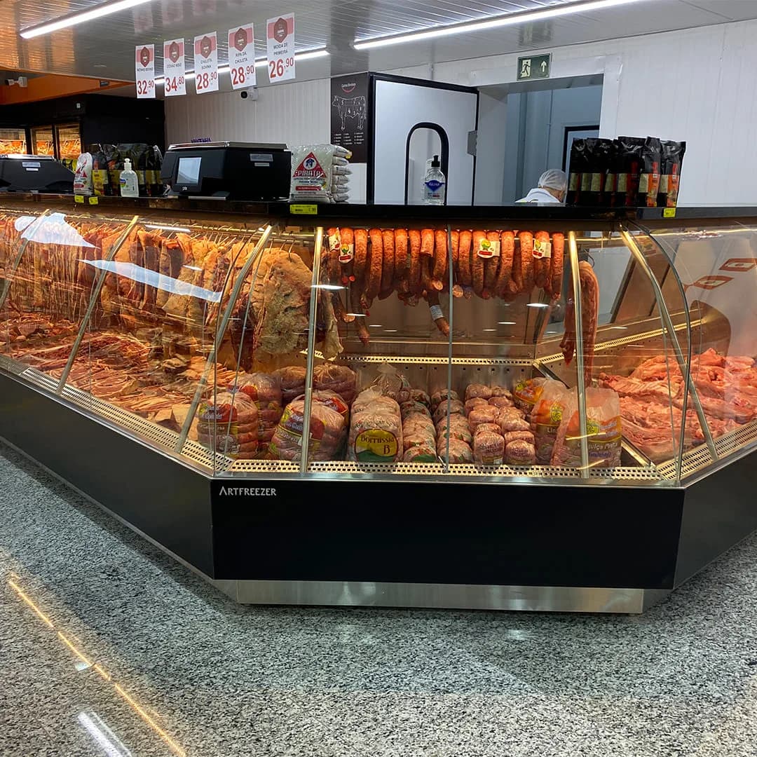 Balcão refrigerado de açougue com vidro curvo