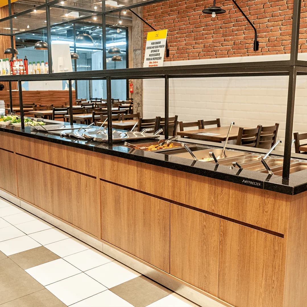 Buffet de restaurante em madeira e granito